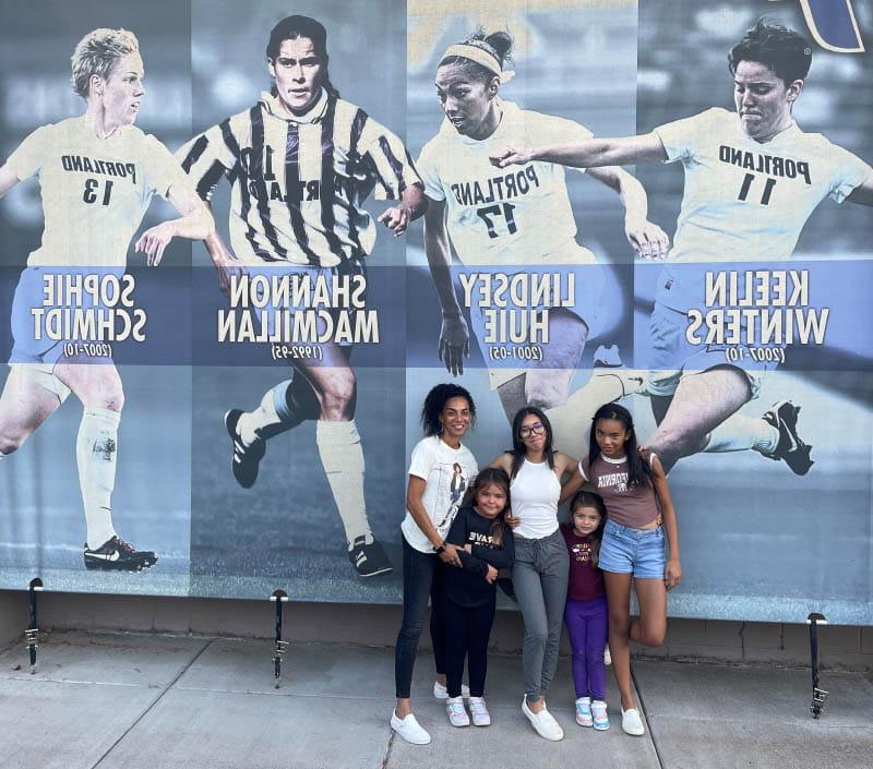 Lindsey Huie(右)和她的孩子(左起)Kinsley, Rylie, 波特兰大学的Kaia和Mimi, where the soccer player was inducted into the school's Athletic Hall of Fame in 2022. (图片由Lindsey Huie提供)